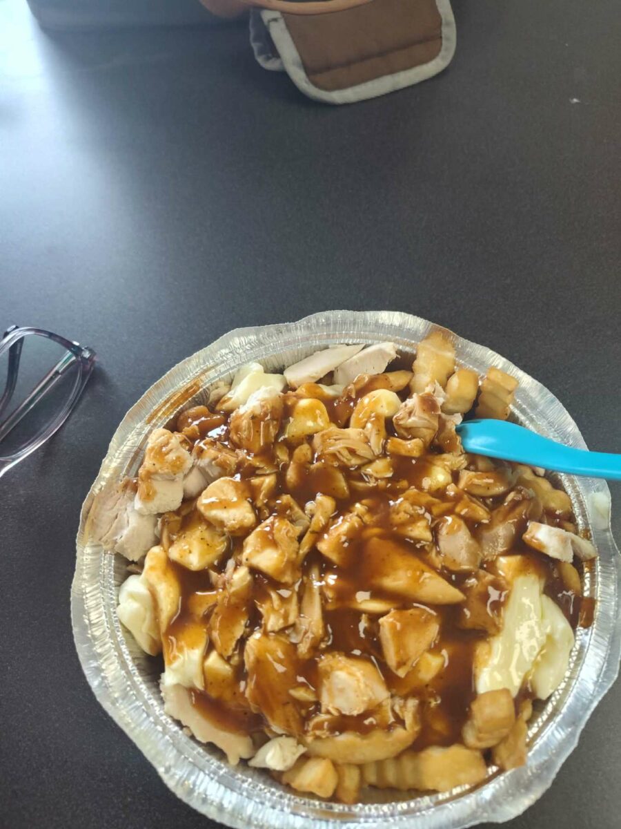 Poutine de Les Rôtisseries Benny - Photo prise par Daisy Briganti