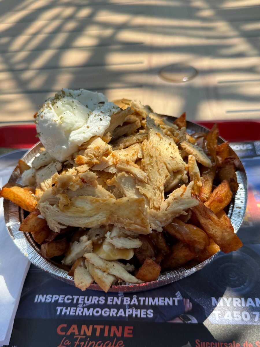 Poutine de Cantine La Fringale c&rsquo;est Tropical - Photo prise par Yan Maisonneuve