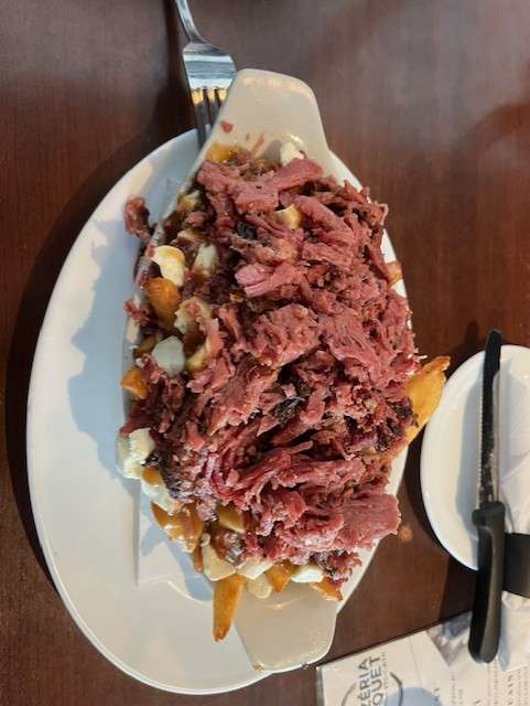 Poutine de Pizzéria Paquet Sainte-Catherine - Photo prise par Stéphane Marcotte
