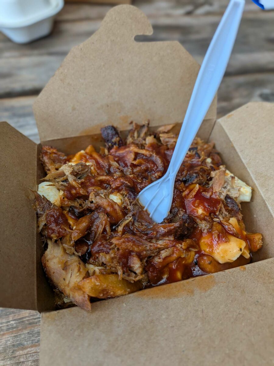 Poutine de La P’Tite Côte Barbecue - Photo prise par Maryse Boulay