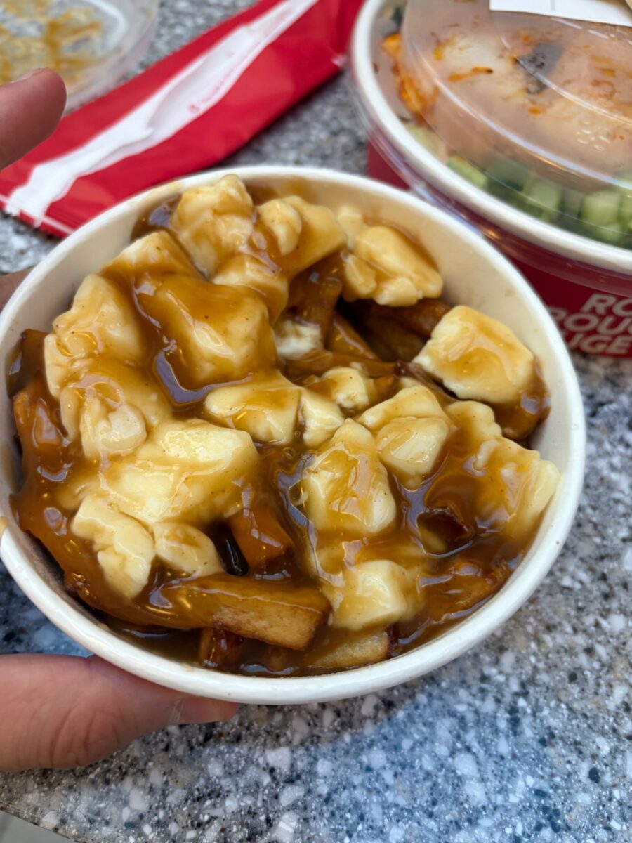 Poutine de Poulet Rouge YUL - Photo prise par Uriel Tirado