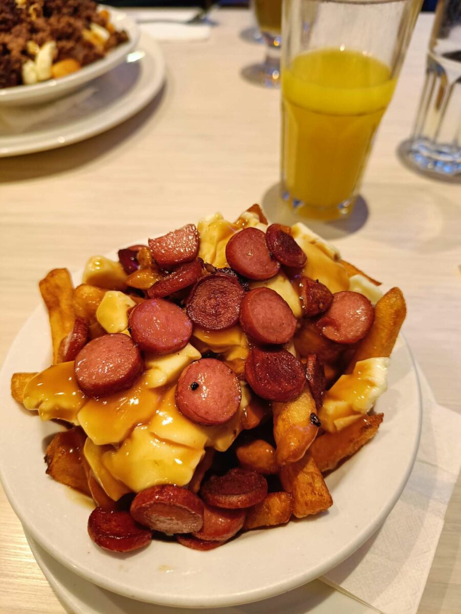 Poutine de L&rsquo;Antiquaire Buffet - Photo prise par Minimalteck _