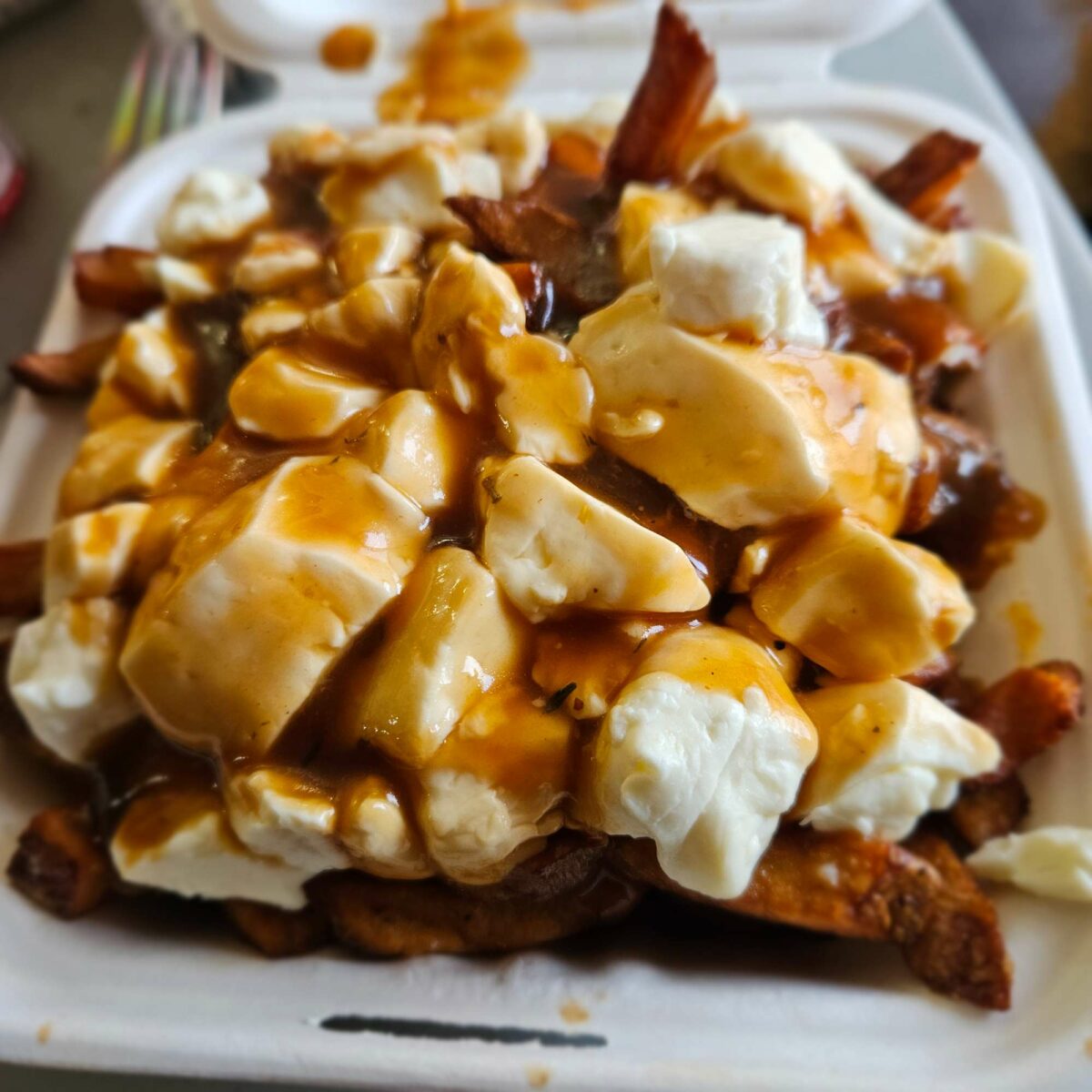 Poutine de Centre D&rsquo;Affaires Longueuil - Photo prise par Nathalie Lévesque