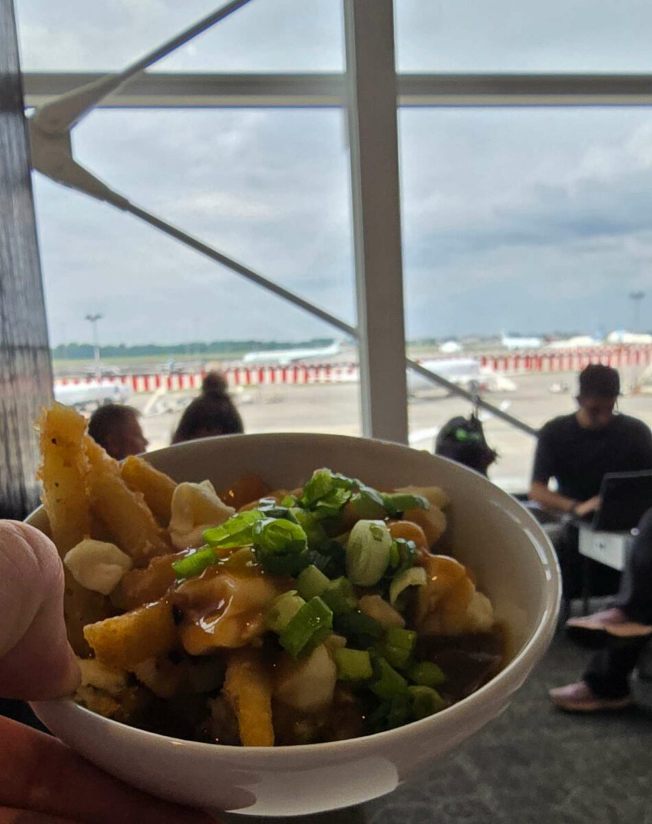 Poutine de Air Canada Maple Leaf Lounge – YUL International - Photo prise par P “Parzoufoodie”