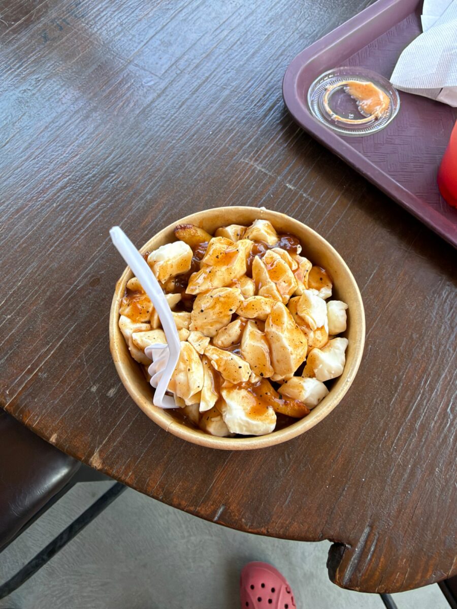 Poutine de Le Verger à Ti-Paul – Restaurant – Ferme brassicole – Cidrerie – Distillerie – Tarterie – Boutique - Photo prise par Stéphane Marcotte