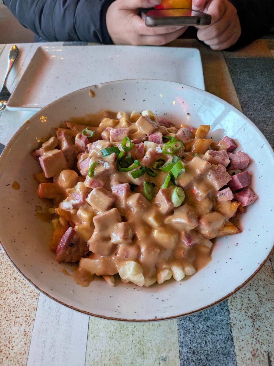 Poutine de Shawbridge – Microbrasserie / Usine & Station - Photo prise par Jean-Philippe Leduc